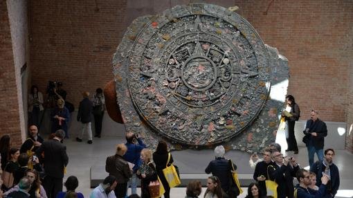 Escultura «La piedra del calendario», de Damien Hirst, en la Punta della Dogana
