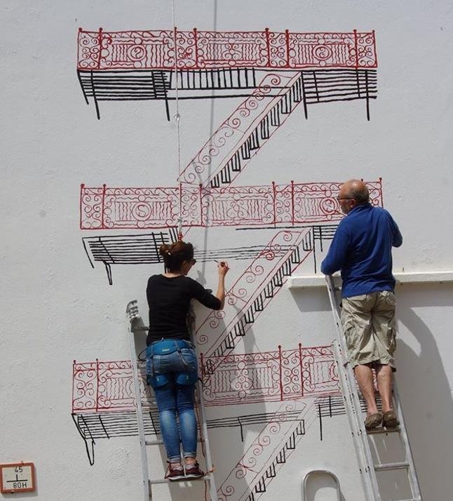 La artista Anna Guilló preparando su obra 'Fire Escapes' en 2016