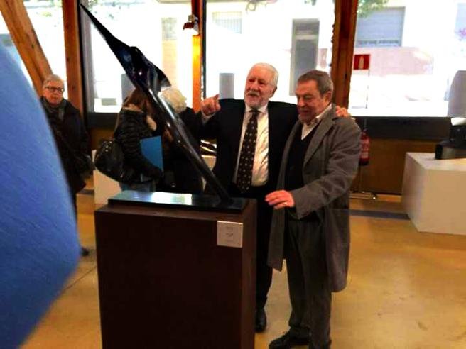 Lluís Bassat y el escultor mataronés, Perecoll, ante una de las esculturas de la Nau Gaudí